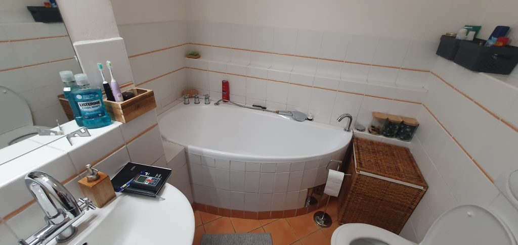 stav koupelny před rekonstrukcí